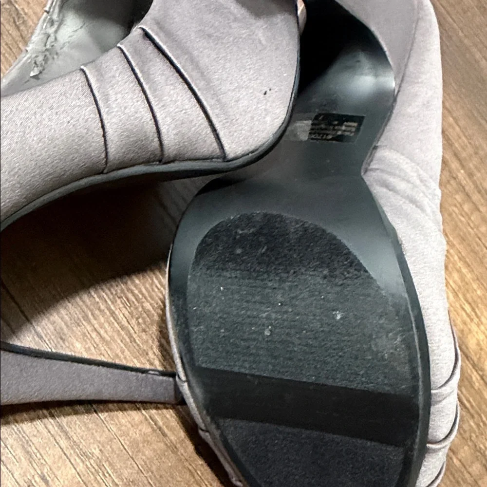 Kelly & Katie Elegant Gray Peep Toe‎ Heels